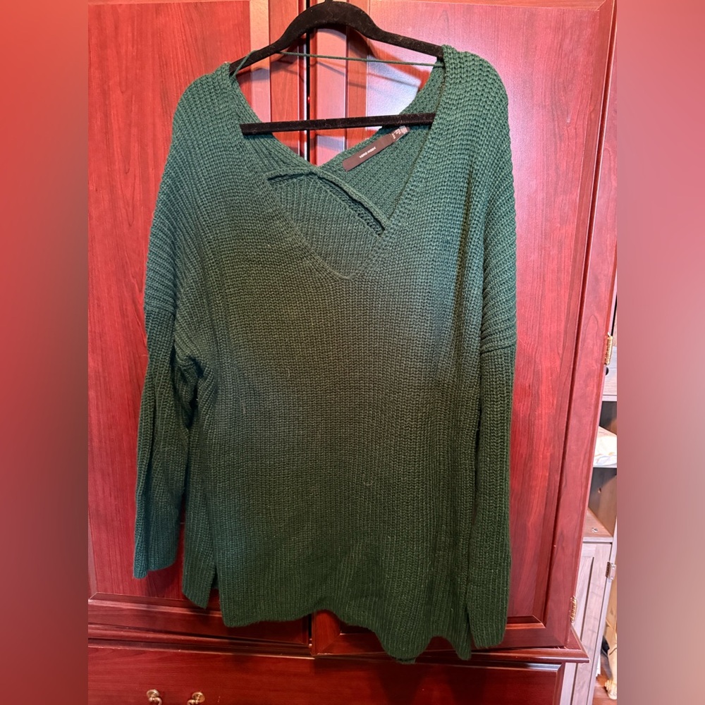 Vero Moda Green V-Neck Sweater with Ribbed Texture